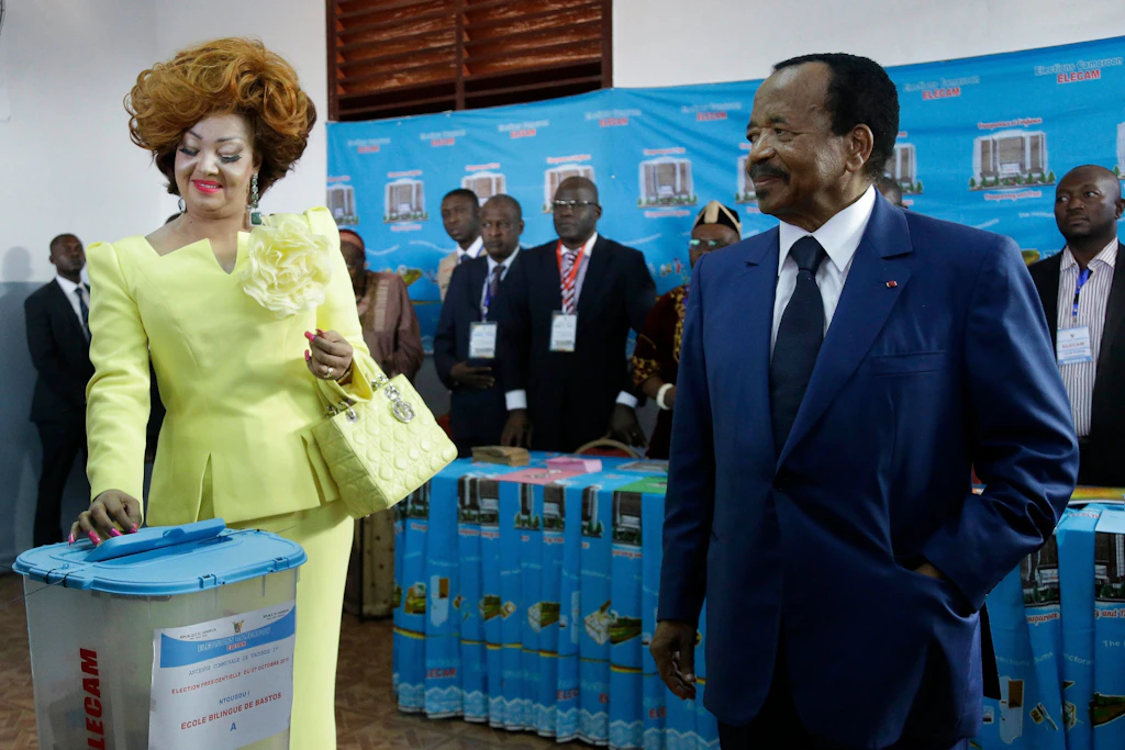 Paul Biya mit seiner Frau Chantal an der Wahlurne, 2018