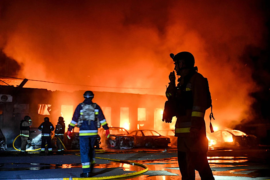 Feuerwehrleute löschen einen Brand nach einem russischen Drohnenangriff in Saporischschja