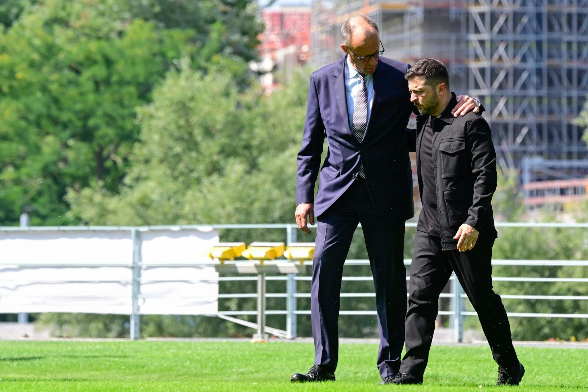 Bundeskanzler Friedrich Merz (l, CDU) begrüßte Wolodymyr Selenskyj, Präsident der Ukraine, bei dessen Ankunft im Garten des Bundeskanzleramtes in Berlin.
