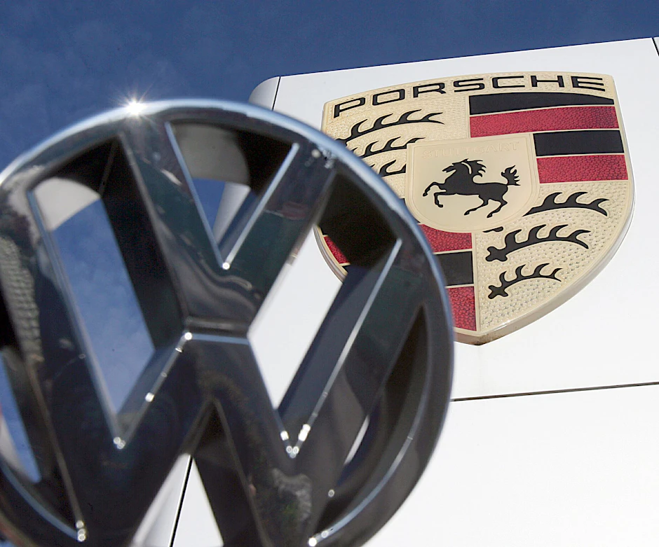 „Checks and Balances“: Die Porsche Automobil Holding SE hält die Mehrheit der VW-Stammaktien. Volkswagen wiederum ist Mehrheitseigentümer der Porsche AG.