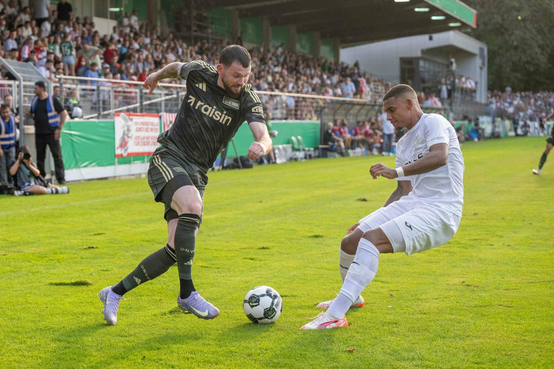 Oliver Burke (l.) fehlte in seinem ersten Union-Pflichtspiel noch zu oft die Bindung zu seinen Teamkollegen.