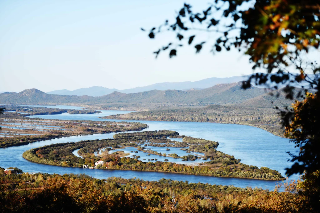 Blick über den Fluss Hulin in der Provinz Heilongjiang