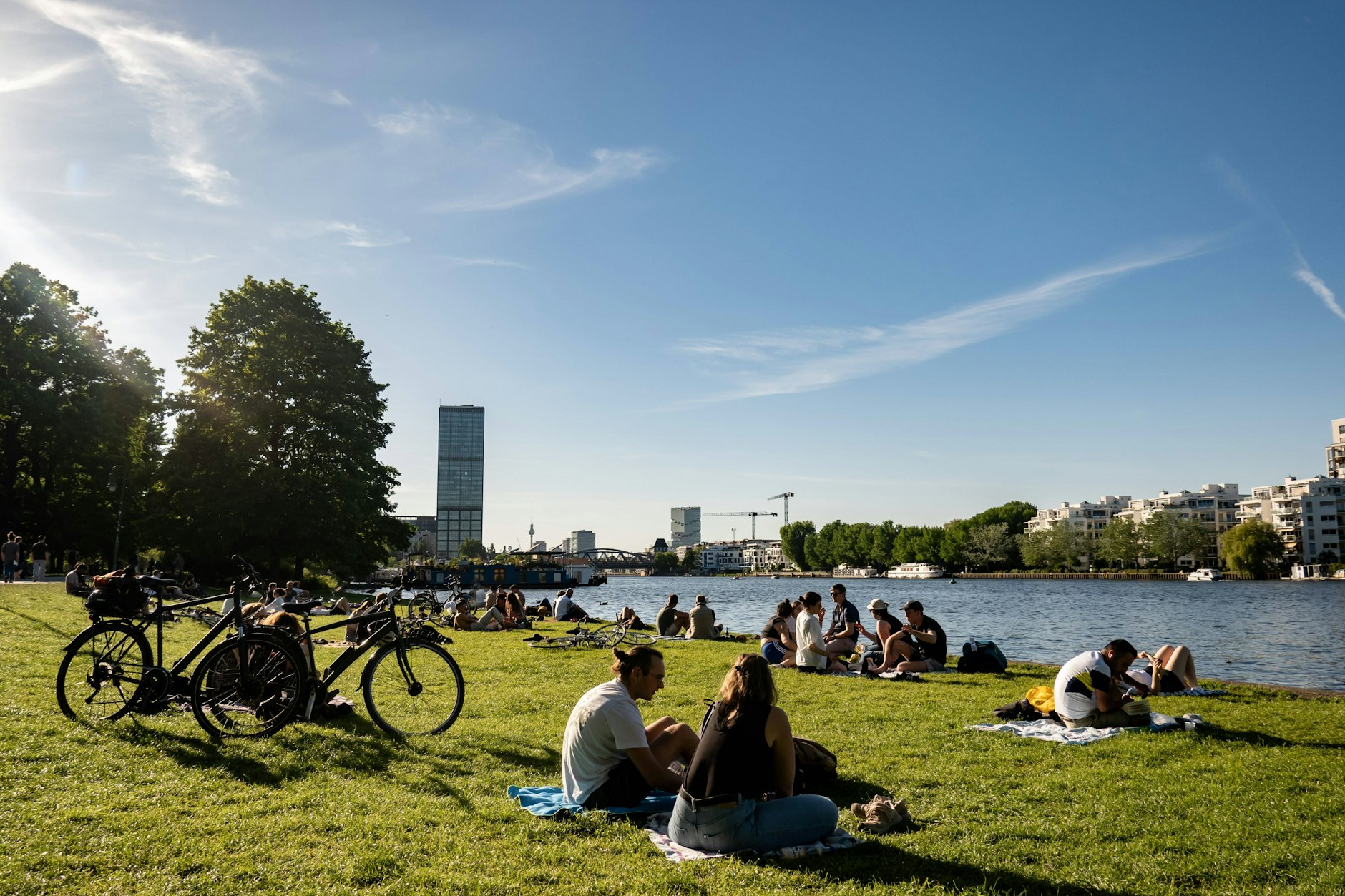 So schön ist's am Spreeufer. Im Park dahinter müssen sie allerdings schieben.