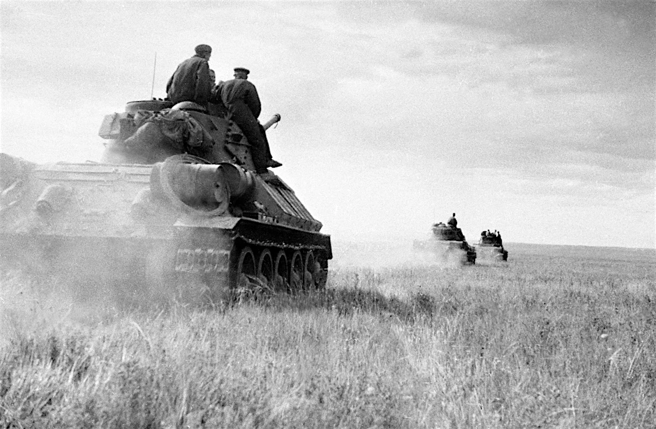 Sowjetische Panzer durchqueren im Rahmen des letzten Feldzugs des Zweiten Weltkriegs, der Invasion der Mandschurei, die Wüste Gobi.