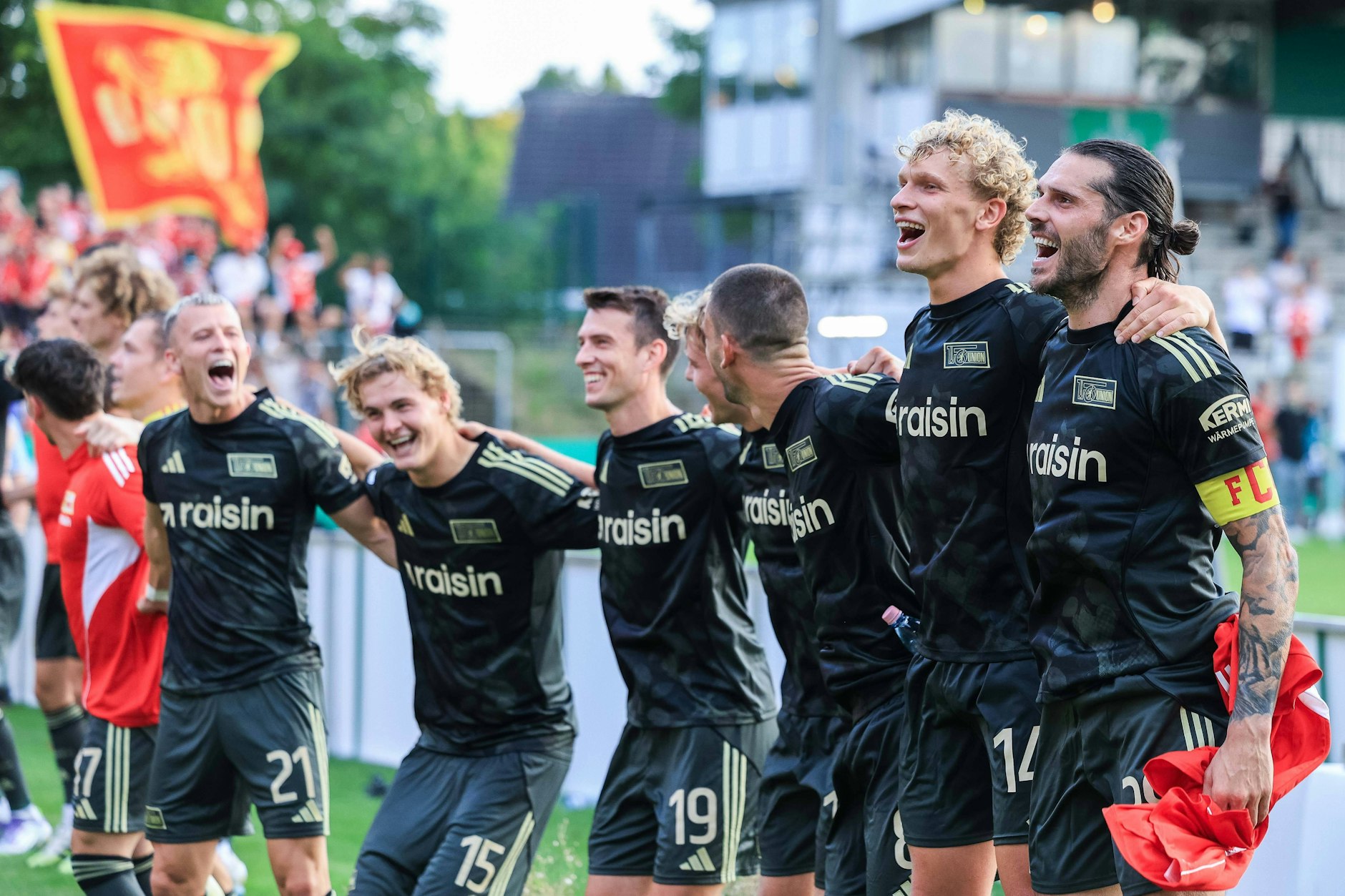 Kapitän Christopher Trimmel (r.) und seine Mitspieler feiern den Einzug des 1. FC Union Berlin in die zweite Runde des DFB-Pokals.