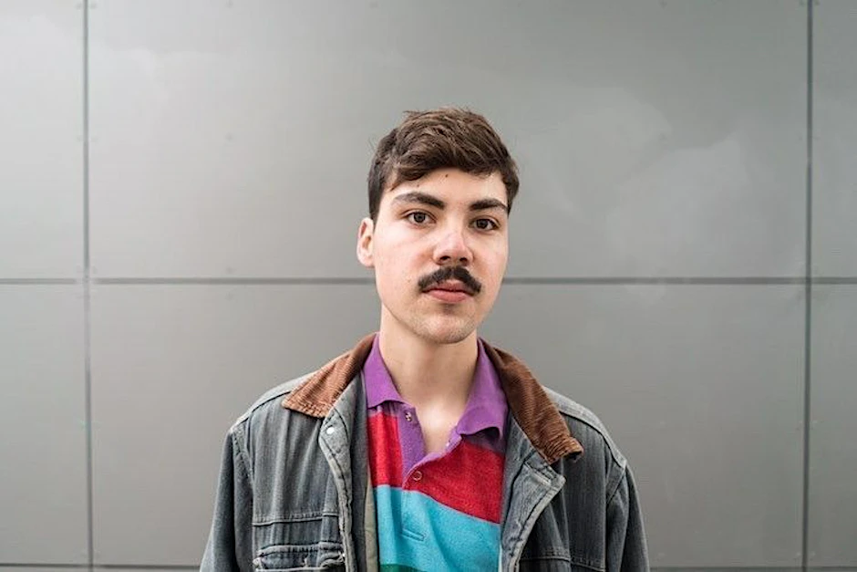 Aron Boks, 1997 in Wernigerode geboren, lebt als Autor, Slam-Poet und Moderator in Berlin-Charlottenburg.