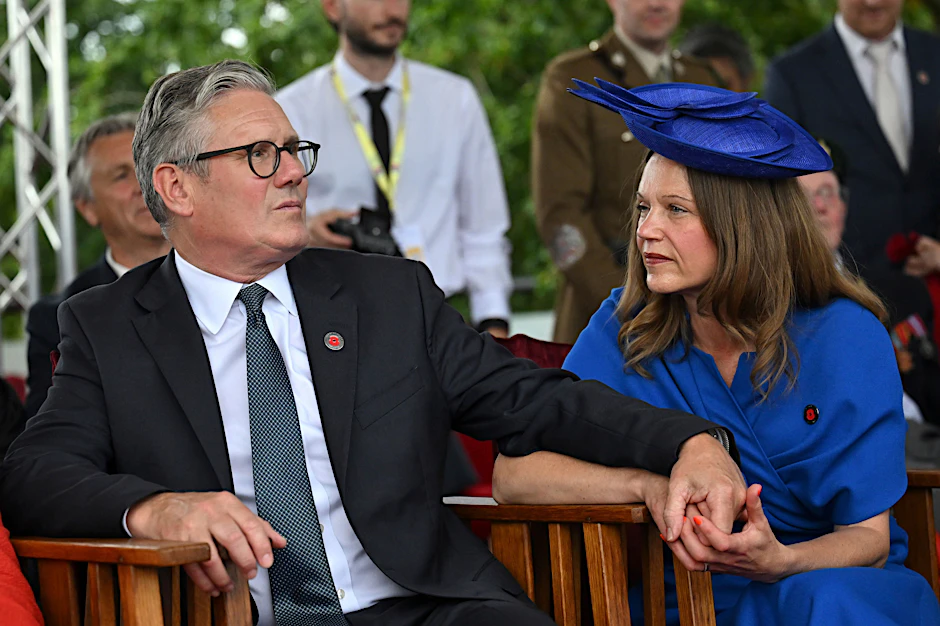 Der britische Premierminister Keir Starmer (l) und seine Frau Victoria Starmer während eines Gedenkgottesdienstes im National Memorial Arboretum anlässlich des 80. Jahrestages des V-J Day.