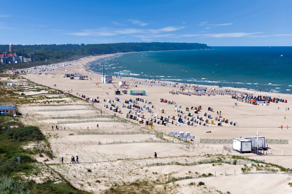 Mit Shorts und T-Shirt: Mehr Polizei an Ostsee-Stränden in Mecklenburg-Vorpommern