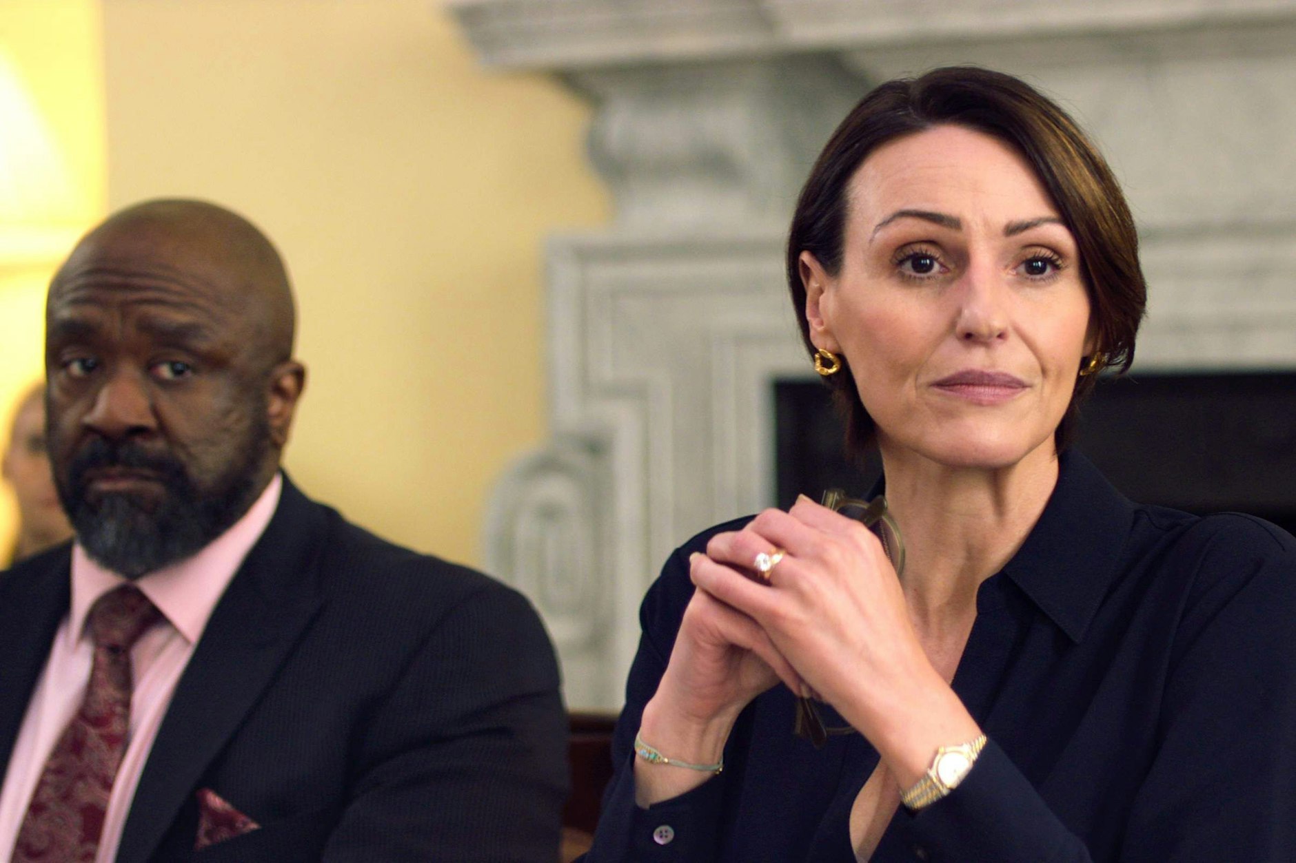 <a href="https://en.wikipedia.org/wiki/Lucian_Msamati">Lucian Msamati</a>&nbsp;(l.) und Suranne Jones in Episode 1 der neuen Netflix-Miniserie „Hostage“