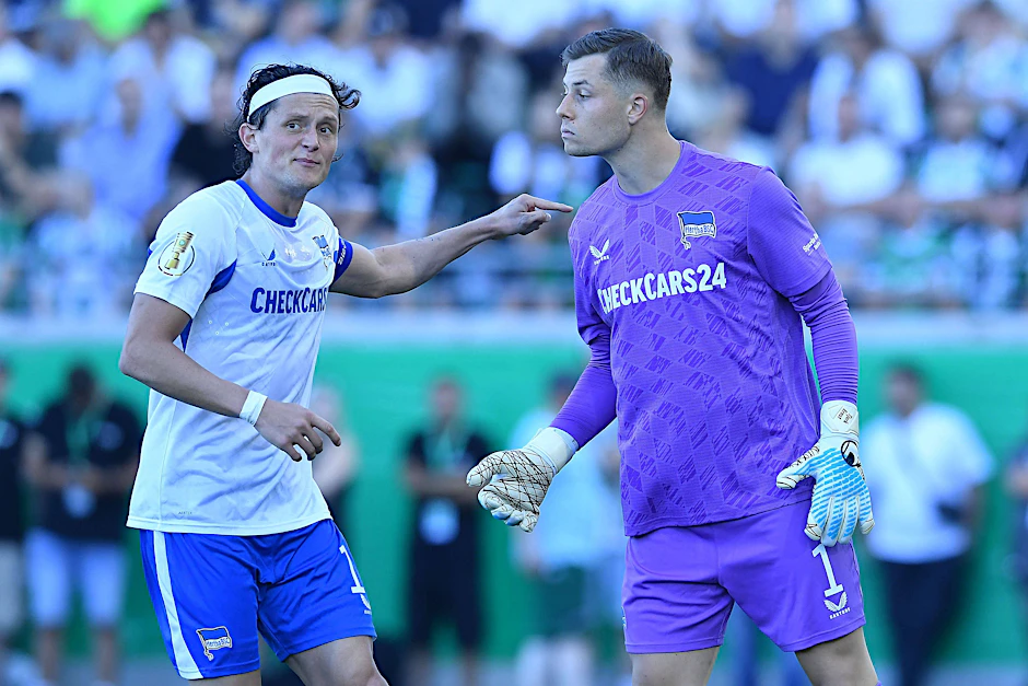 Torwart Tjark Ernst (r.) war beim Pokalerfolg von Hertha BSC bei Preußen Münster der beste Spieler auf Seiten der Berliner.