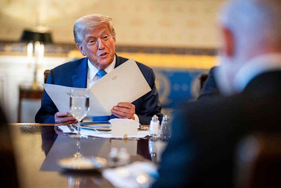 Der Blick auf die Speisekarte: Eigentlich ist Donald Trump für seine Liebe zu Fast Food bekannt.
