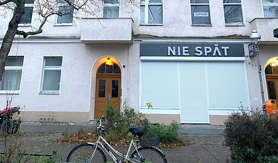Die Wohnung von Ursula T. lag über einem Späti. Anwohner bemerkten Rauch aus Fenstern.