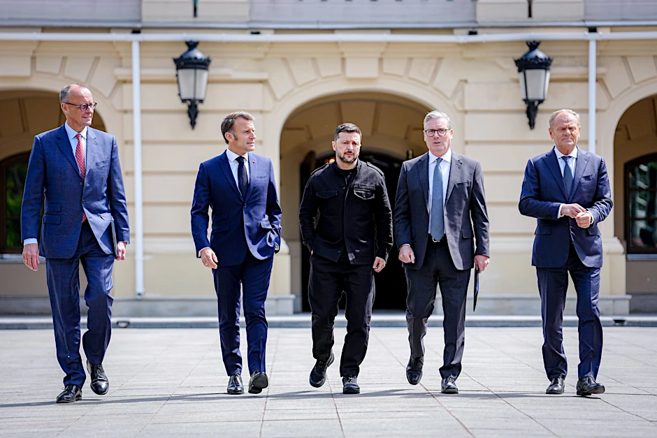 Bundeskanzler Friedrich Merz (l-r, CDU), Frankreichs Präsident Emmanuel Macron, Wolodymyr Selenskyj, Präsident der Ukraine, Keir Starmer, Premierminister von Großbritannien, und Donald Tusk, Ministerpräsident von Polen, bei einem Treffen der Koalition der Willigen in Kiew im Mai.