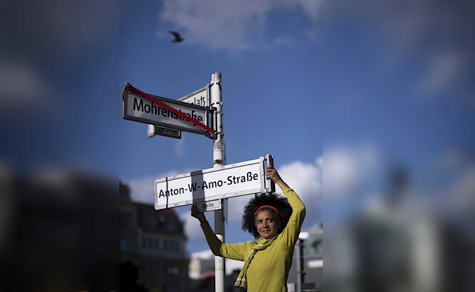Die Umbenenunng der Mohrenstraße wird am kommenden Wochenende vollzogen. Der neue Name, der hier das Straßenschild überfodert, lautet Anton-Wilhelm-Amo-Straße.