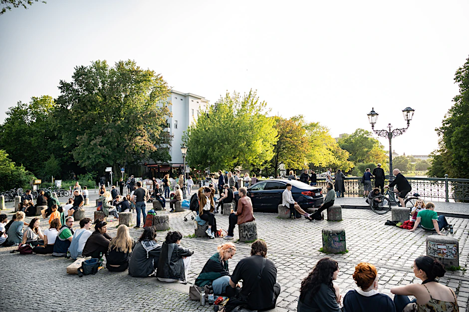 Und dann und wann ein schwarzer Benz: Die Admiralbrücke über den Landwehrkanal wird sogar in Reiseführern angepriesen.