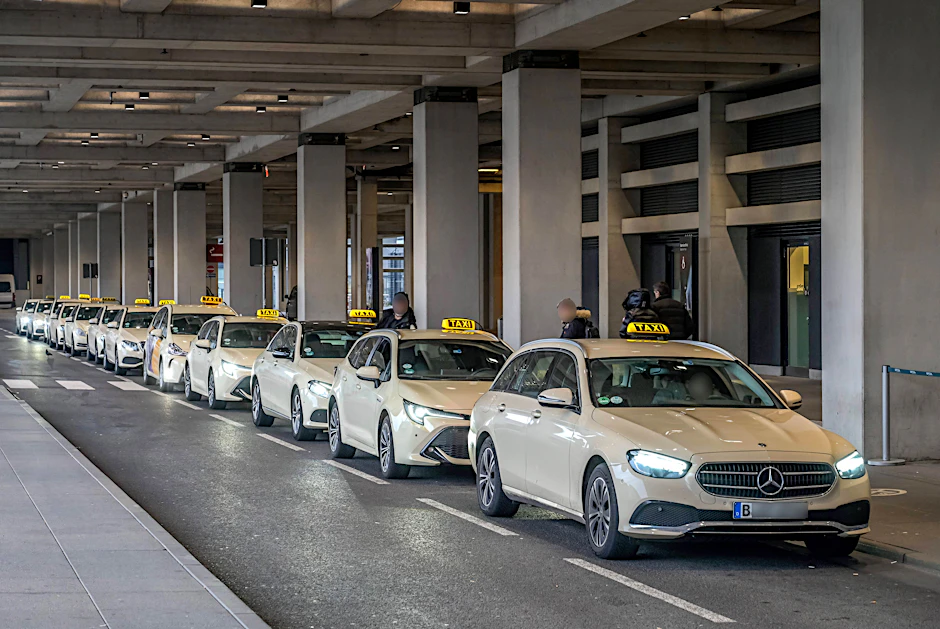 Eine Reihe Taxis am Terminal 1 des Flughafen BER. Nur wo blieben die Touristen?