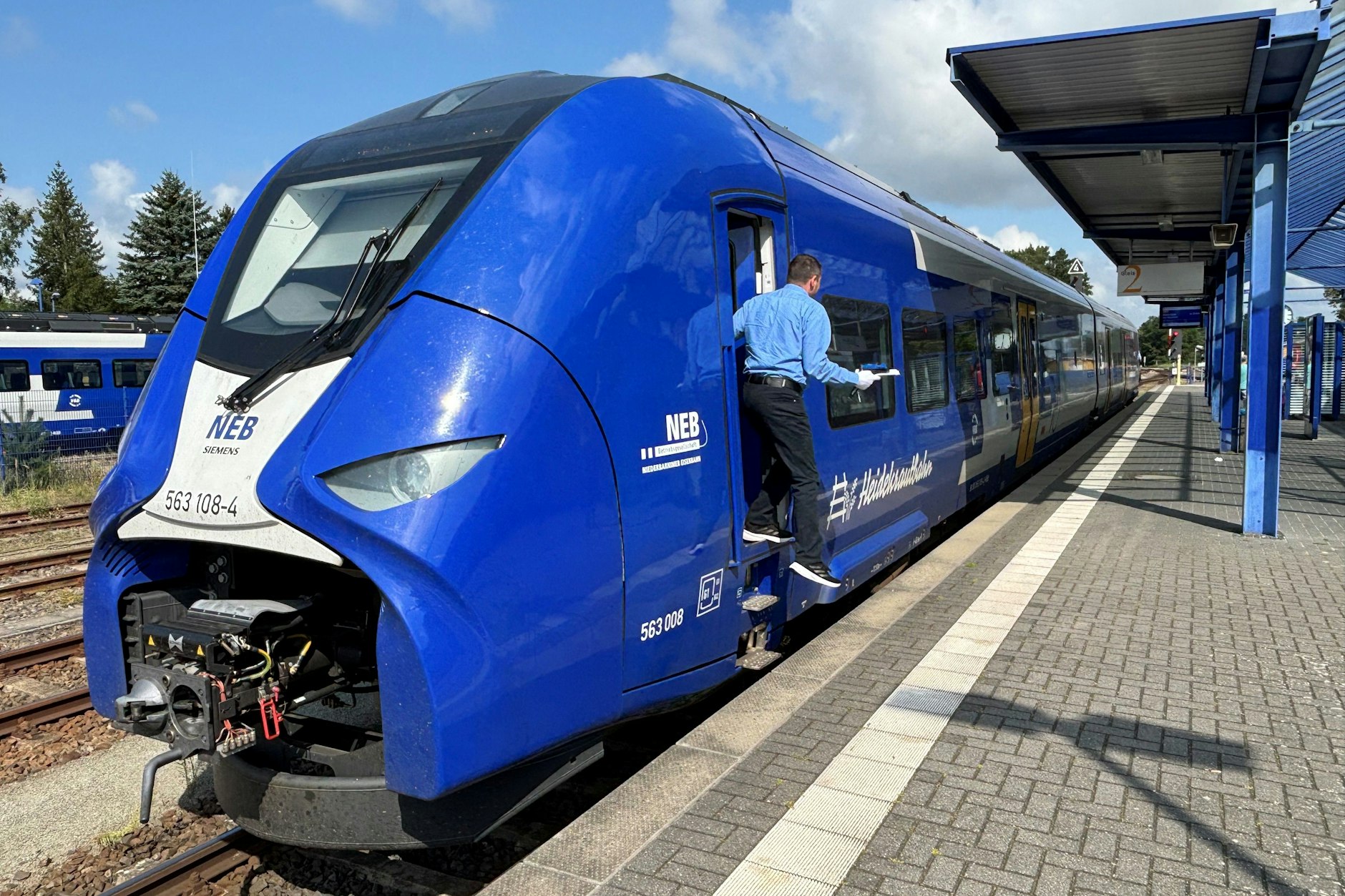 Ein Siemens Mireo Plus H-Wasserstoffzug in Basdorf. Im Vergleich zum bisherigen Dieselbetrieb sind die Kosten gestiegen. Das habe aber nichts mit den Kürzungen zu tun, heißt es im Infrastrukturministerium.