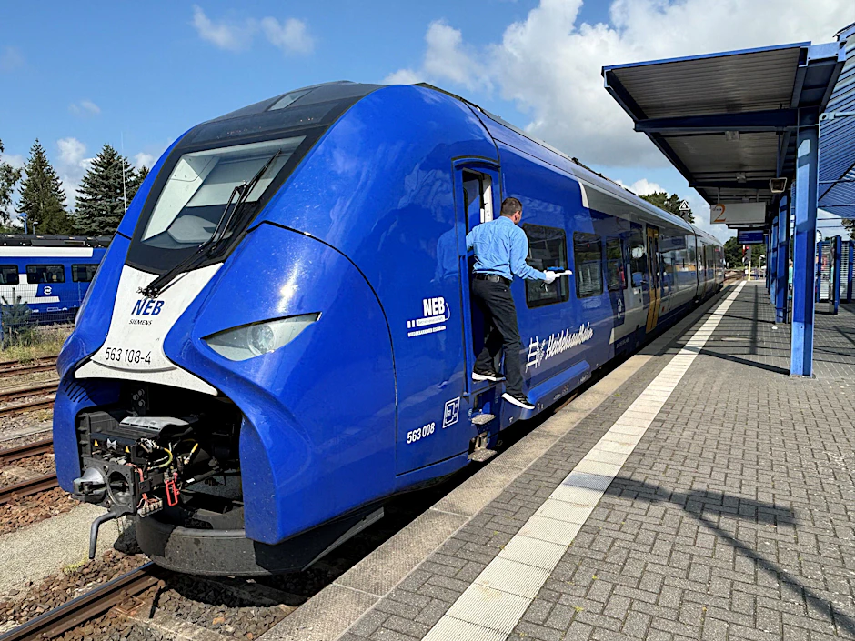 Startklar: Ein Wasserstoffzug steht abfahrbereit in Basdorf.