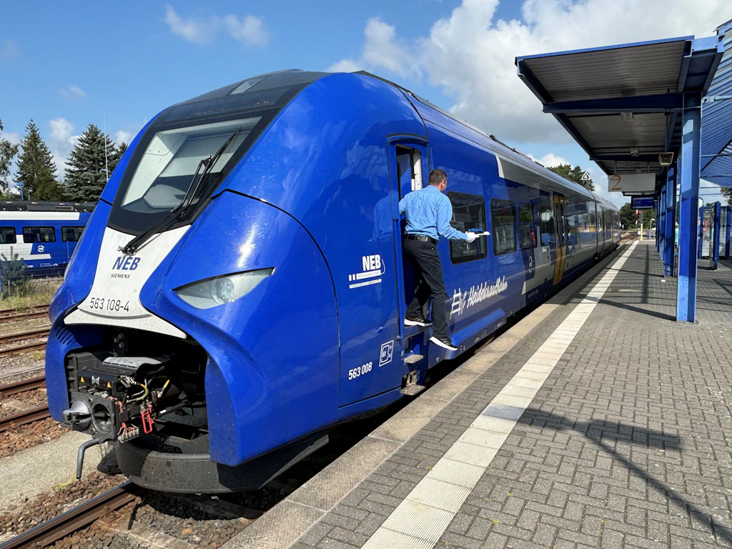 Wasserstoffzüge auf der Heidekrautbahn: Mit Champagner auf der Linie RB27 unterwegs