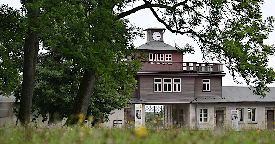 Der Eingang zur KZ-Gedenkstätte Buchenwald mit dem historischen Lagertor