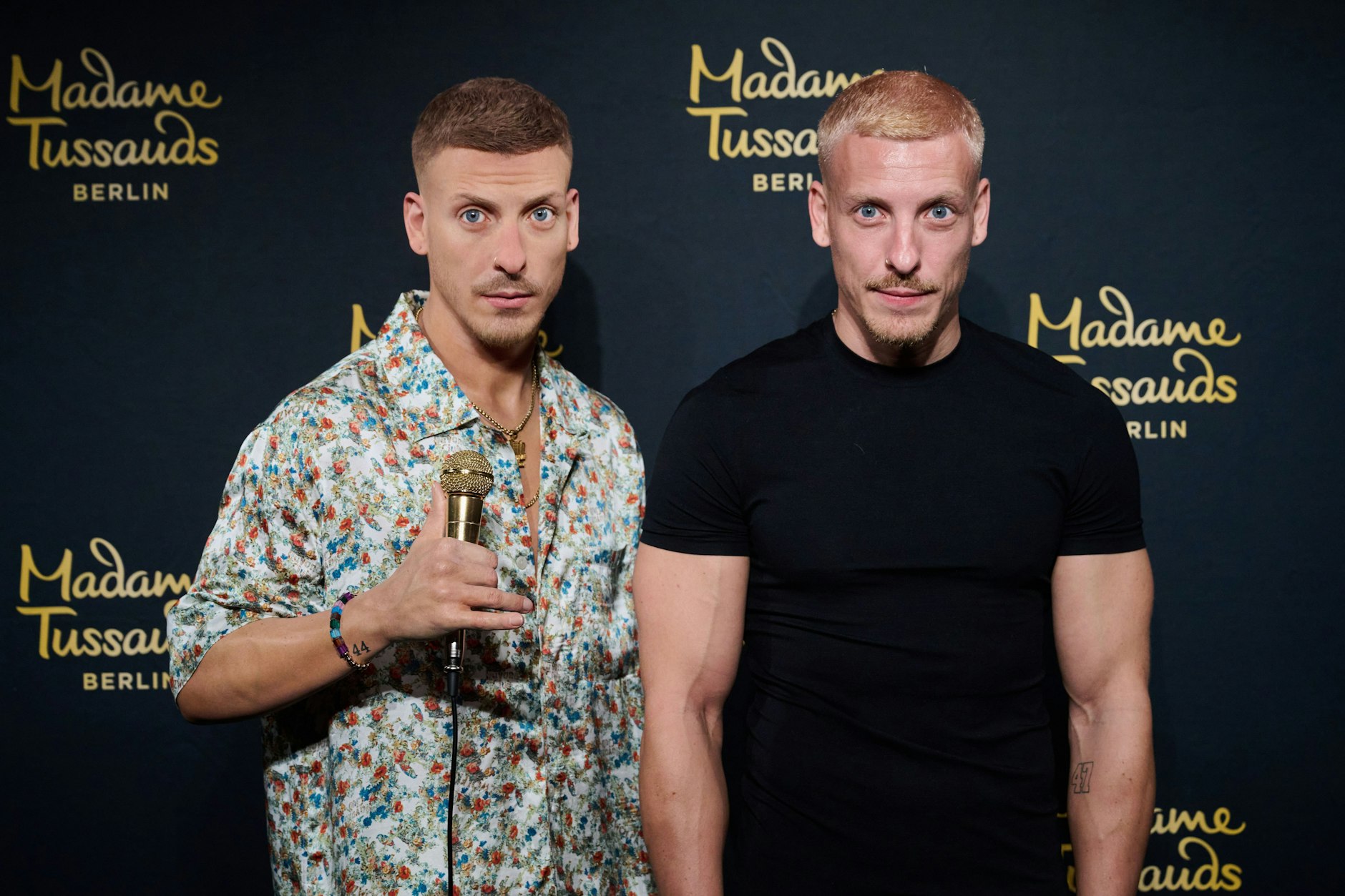 Der Berliner Comedian und Podcaster Felix Lobrecht und seine Wachsfigur bei Madame Tussauds in Berlin