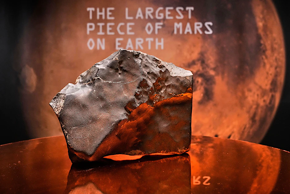 Ein Stück vom Mars mit einem Gewicht von fast 25 Kilogramm, das im Niger gefunden wurde, wird im Auktionshaus Sotheby’s vorgestellt.
