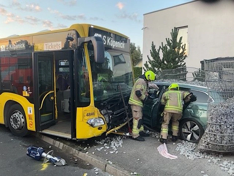 Einsatzkräfte der Feuerwehr mussten den Fahrer aus seinem Auto befreien.