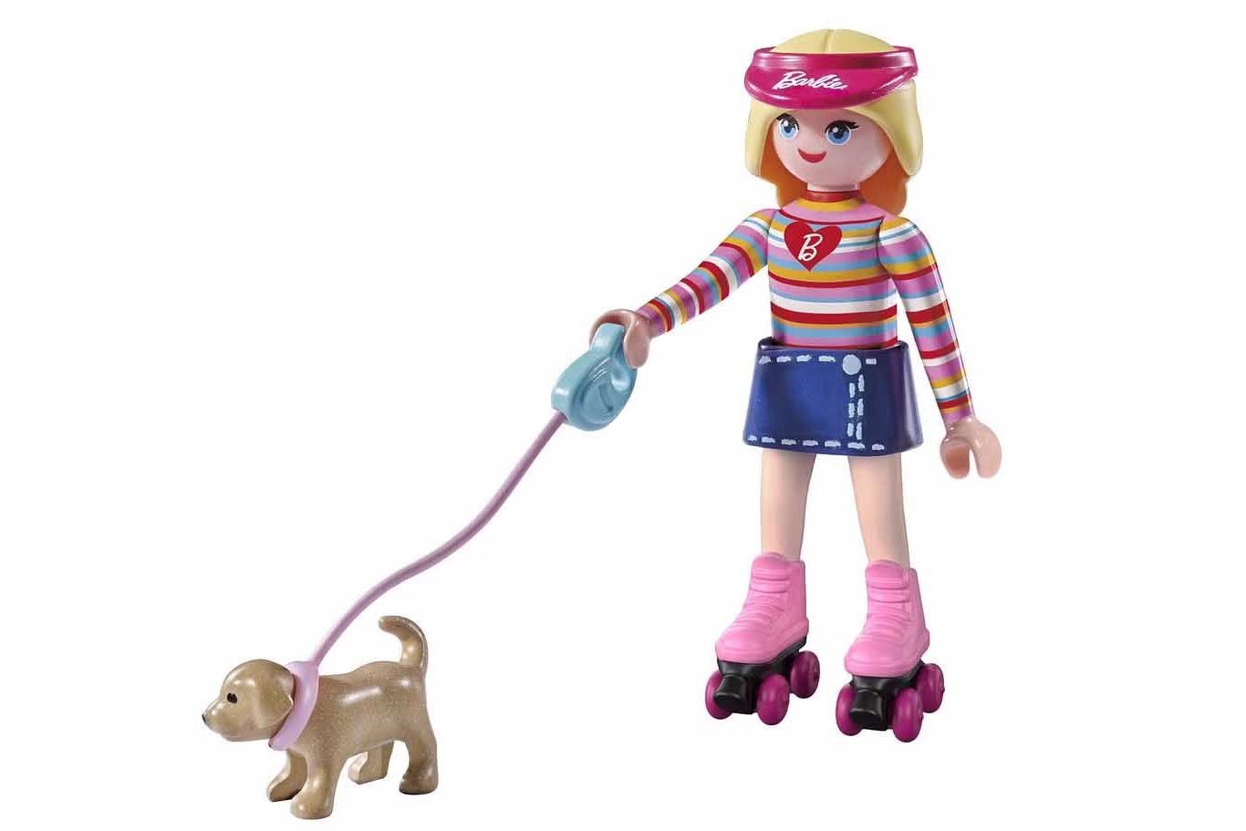 Barbie mit Rollschuhen und Hund an der Leine.