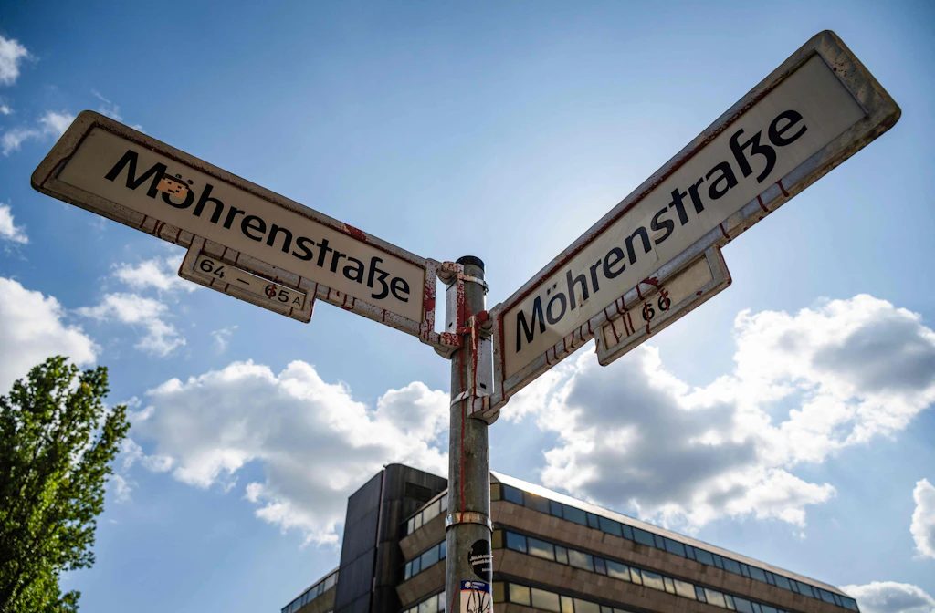 Eilantrag eingereicht: Umbenennung der Mohrenstraße könnte in letzter Sekunde gestoppt werden