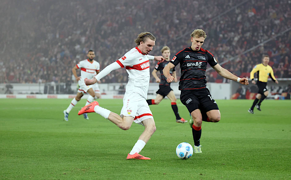 Nick Woltemade (l.) traf in der vergangenen Saison für den VfB Stuttgart doppelt gegen den 1. FC Union Berlin.