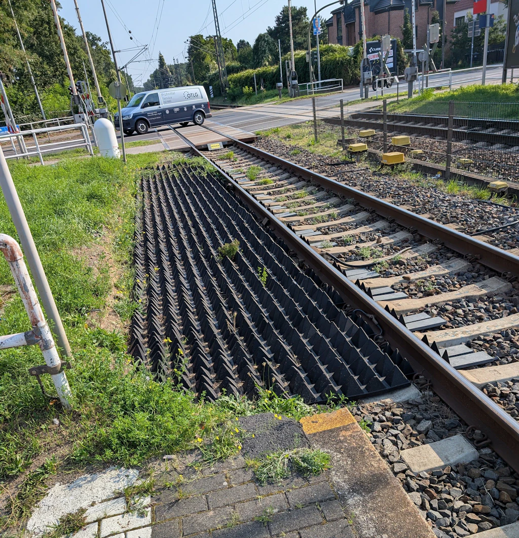 „Völlig irre“: Stalinrasen aus Gummi schützt Brandenburger Bahnhöfe