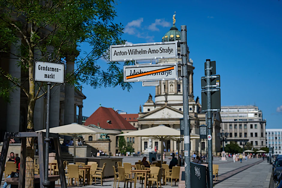 Das Bezirksamt hat bereits neue Straßenschilder aufgehängt, doch der Erfolg des Eilantrages zeigt: Das war voreilig und nicht rechtens.