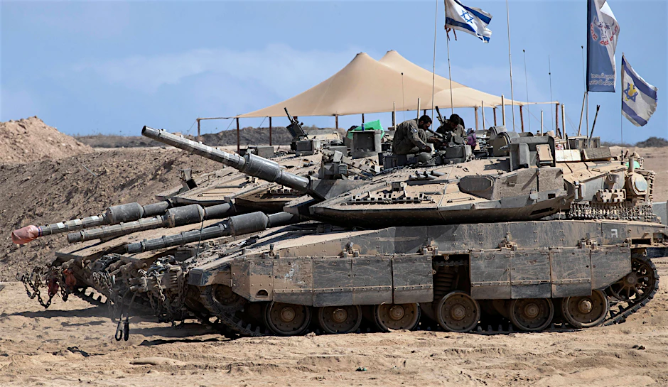 Israelische Soldaten bereiten Panzer in einem Sammelpunkt nahe der Grenze zum Gazastreifen vor.