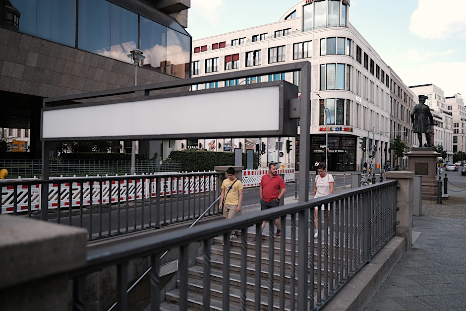 Namensstreit um die Mohrenstraße. An einem Eingang zum U-Bahnhof wurde der alte Name abgenommen.