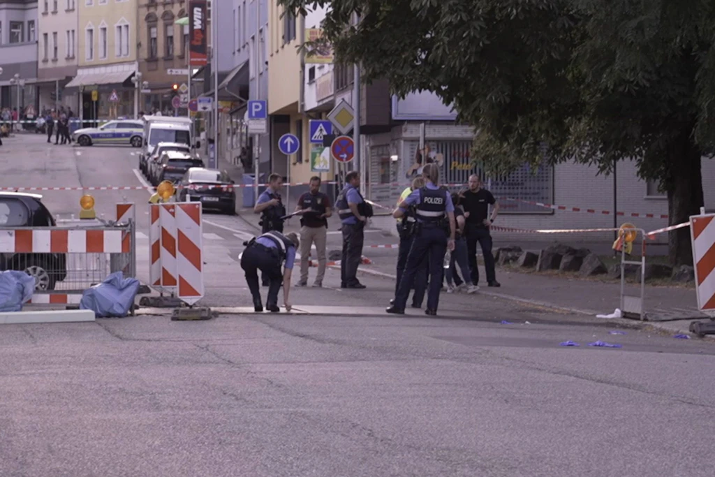 Polizeibeamte untersuchen das Umfeld eines Tatorts.