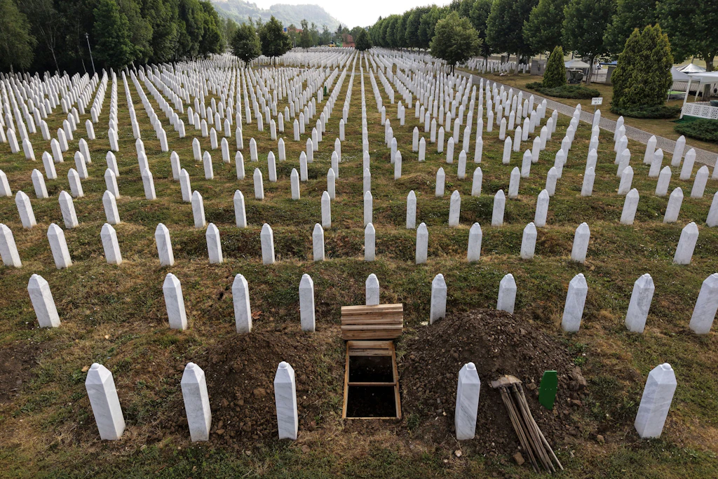 Bosnien-Herzegowina, Potocari: Blick über die Gedenkstätte und ein neu ausgehobenes Grab, vor der Beisetzung sterblicher Überreste der identifizierten Opfer des Massakers von Srebrenica