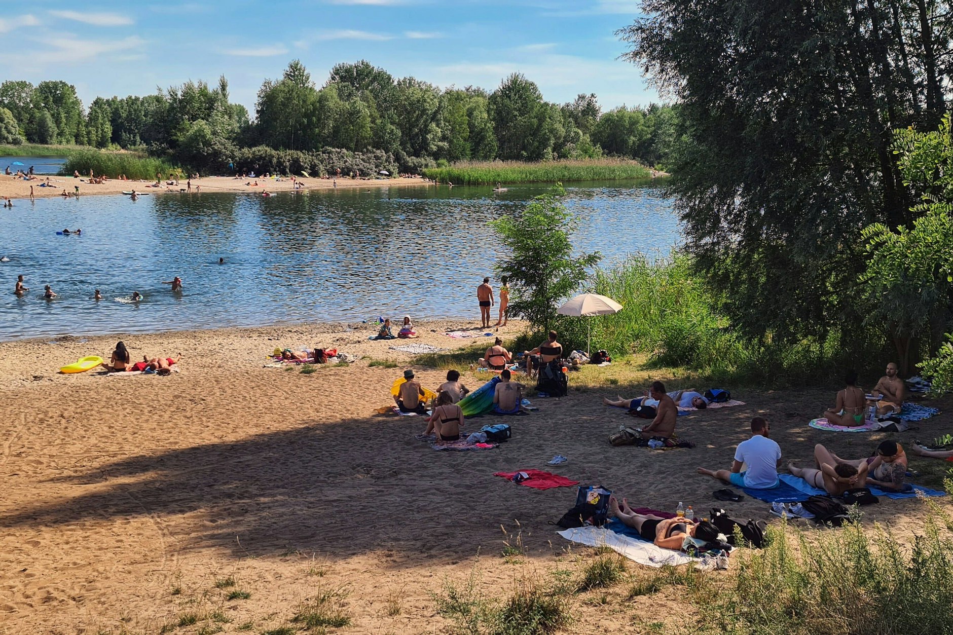 Eine Badestelle am Kaulsdorfer See an einem heißen Sommertag: Schon zu DDR-Zeiten gab es Initiativen, die Uferlandschaft zu begrünen.