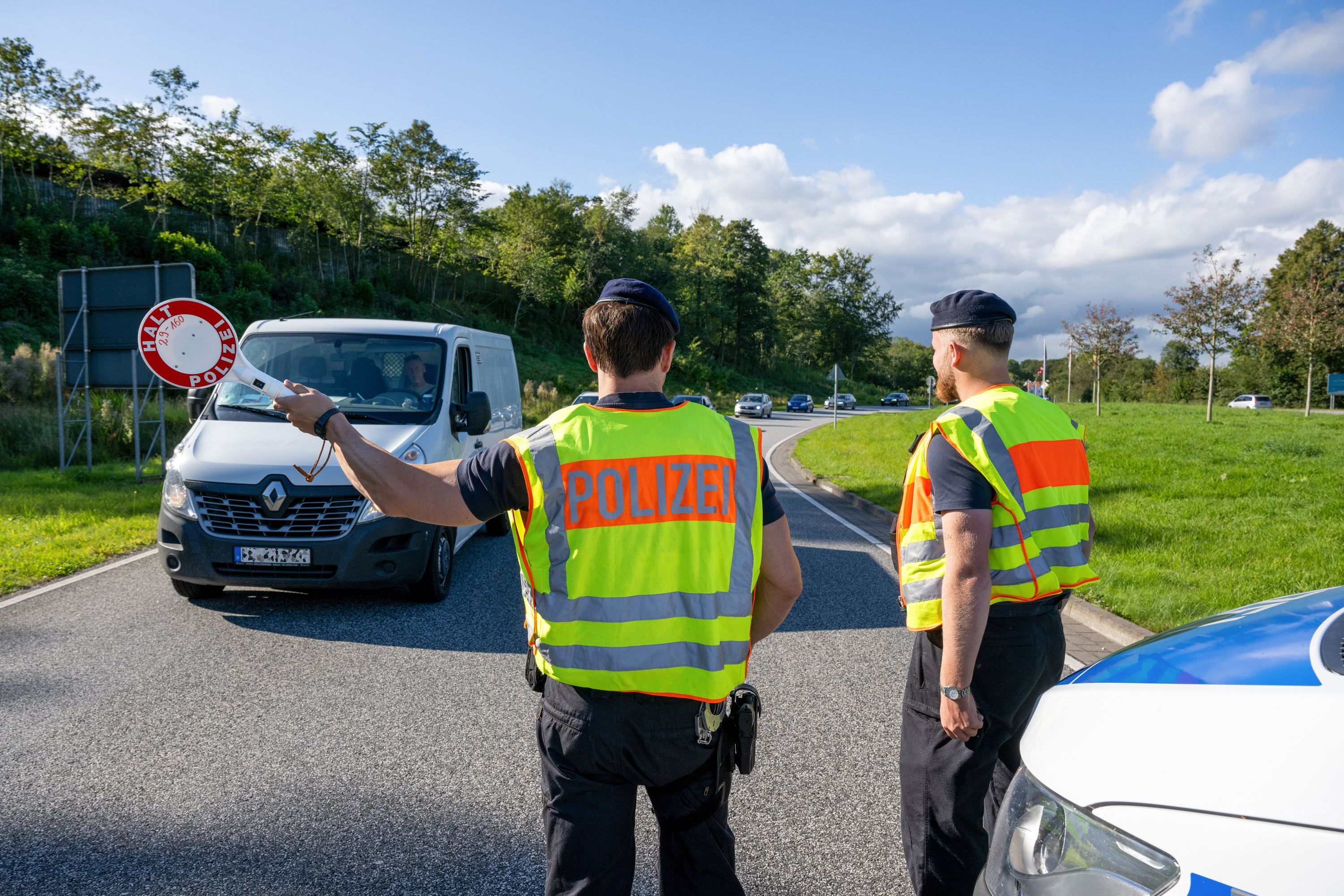 Grüne Milchmädchenrechnungen: Grenzkontrollen kosten Geld, deswegen soll jeder einfach so einreisen