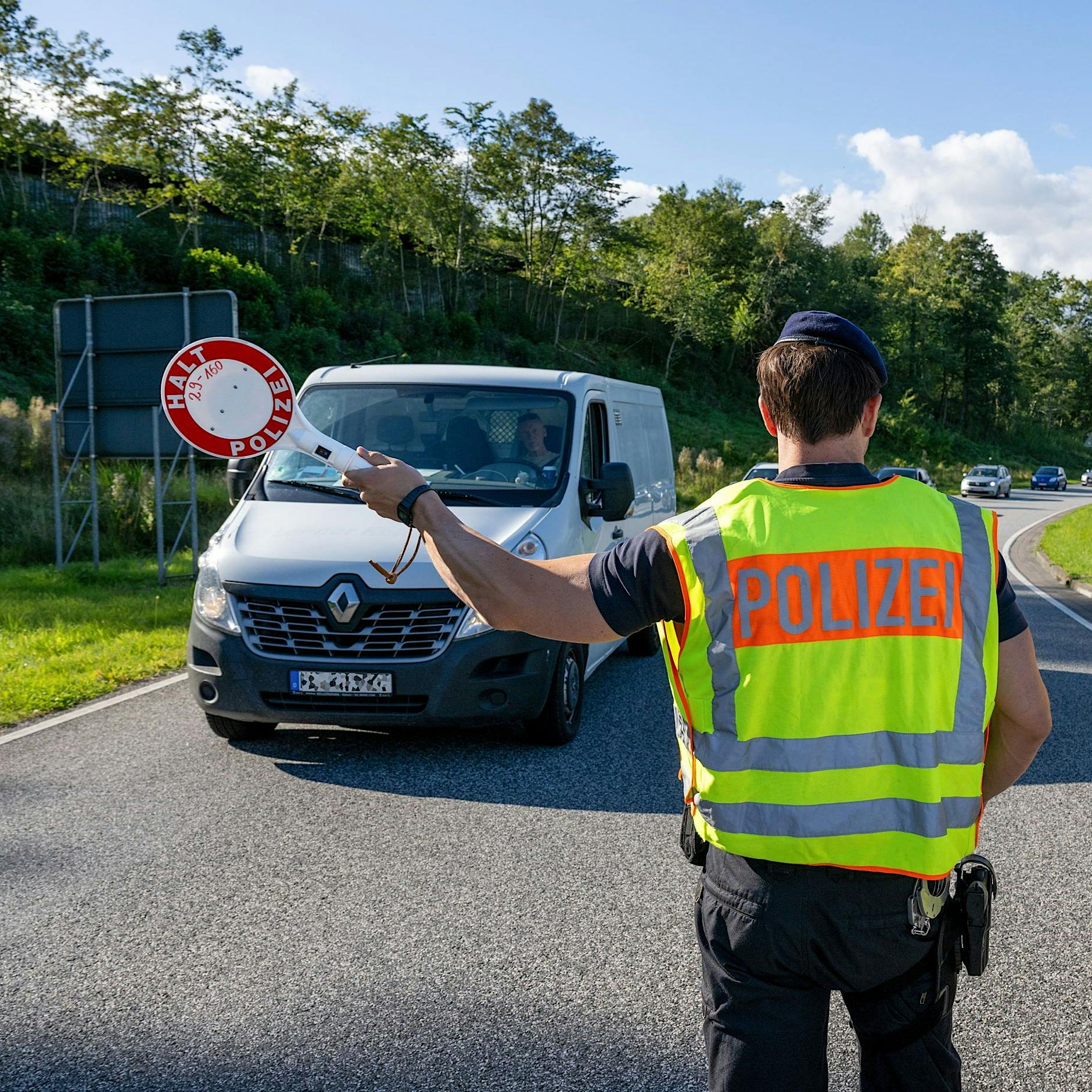 Grüne Milchmädchenrechnungen: Grenzkontrollen kosten Geld, deswegen soll jeder einfach so einreisen