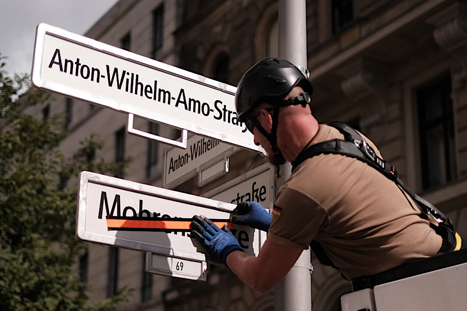 Auch wenn die Umbenennung vorerst gestoppt ist: Die neuen Straßenschilder wurden schon angebracht.