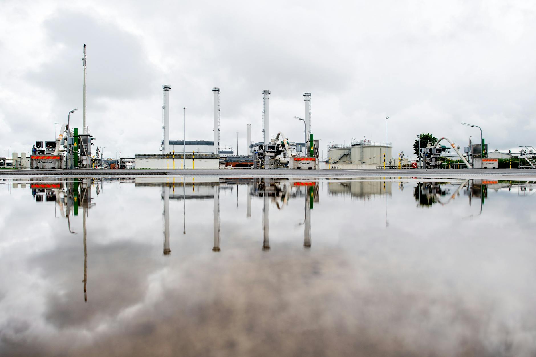 Auf dem Gelände des Erdgasspeichers Rehden der Sefe Storage GmbH arbeiten die technischen Anlagen an der Ein- und Ausspeicherung von Erdgas.