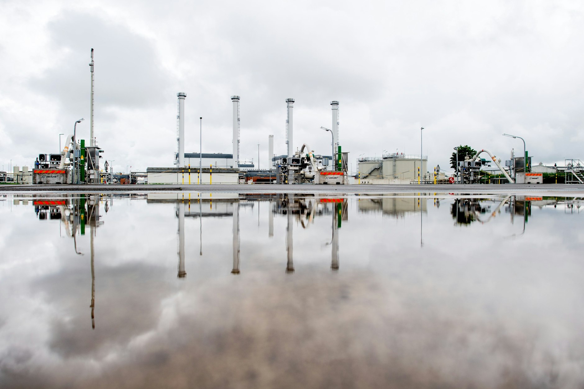 Auf dem Gelände des Erdgasspeichers Rehden der Sefe Storage GmbH arbeiten die technischen Anlagen an der Ein- und Ausspeicherung von Erdgas.
