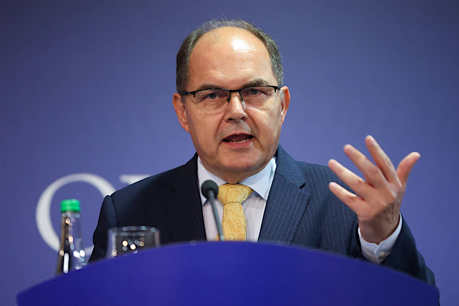 Christian Schmidt, Hoher Repräsentant der Vereinten Nationen, während einer Pressekonferenz