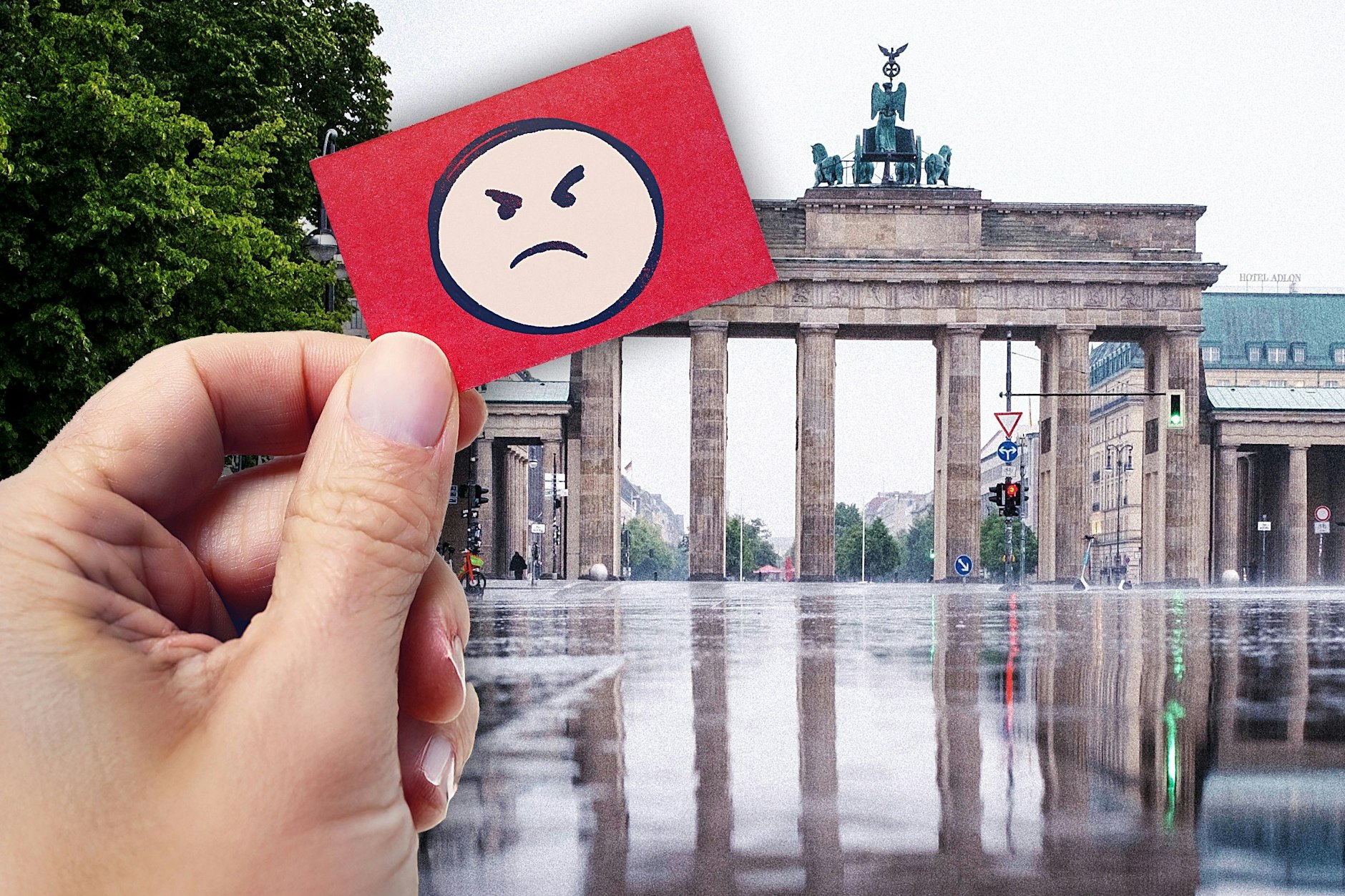Viele loben das Brandenburger Tor, doch von einigen gibt es die rote Karte: Im Netz finden sich auf Bewertungs-Seiten herrliche Lästereien über Berlins bekanntestes Wahrzeichen.