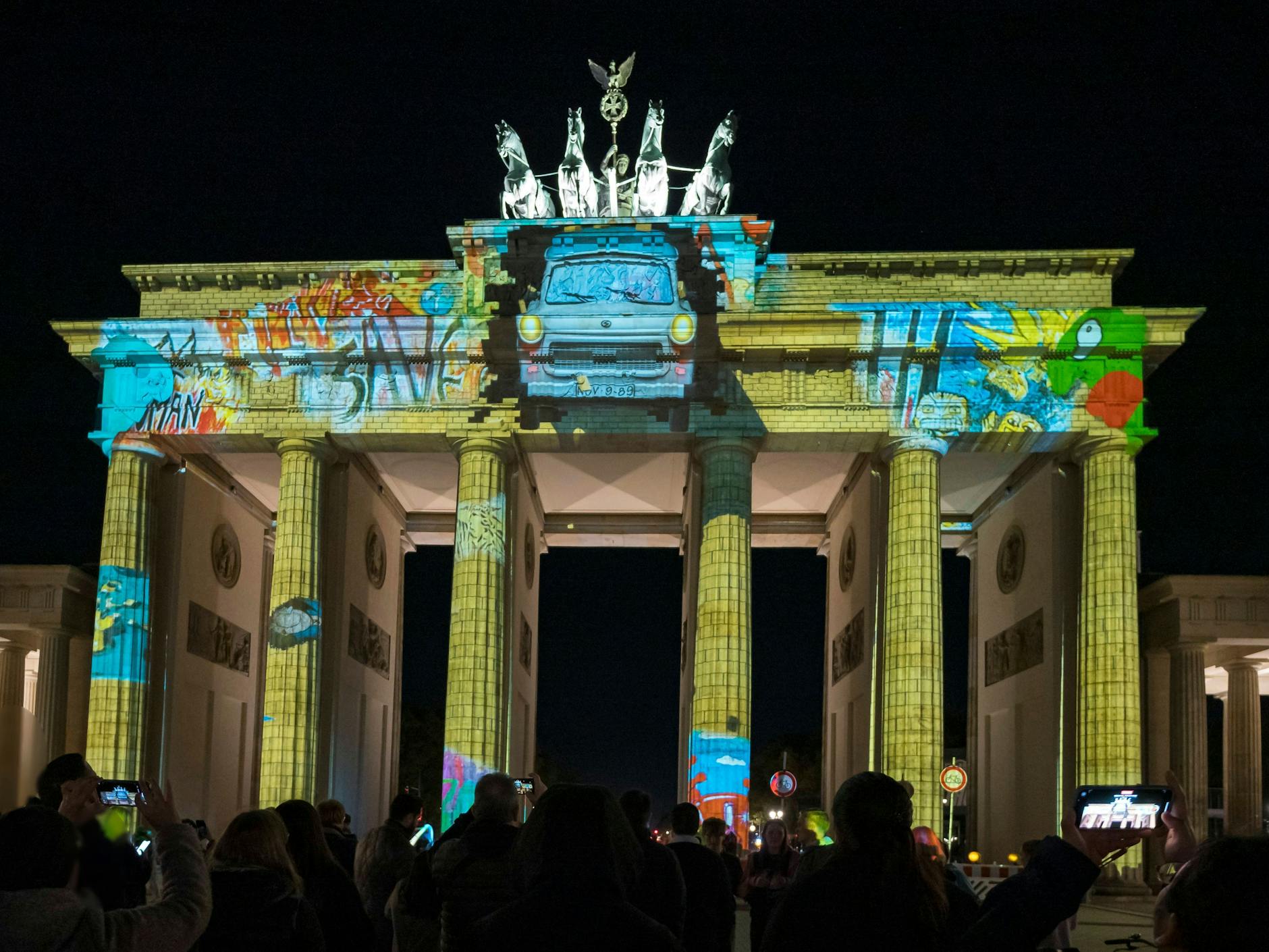 Beim Festival of Lights wird das Brandenburger Tor regelmäßig mit bunten Lichtern in Szene gesetzt.