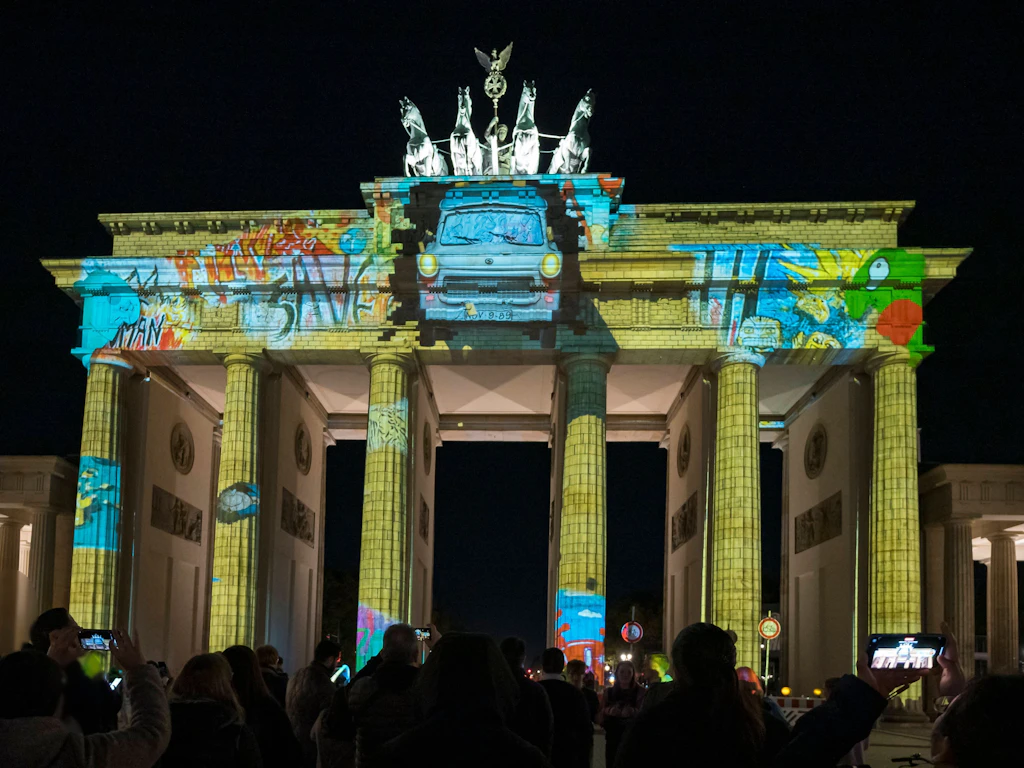 Beim Festival of Lights wird das Brandenburger Tor regelmäßig mit bunten Lichtern in Szene gesetzt.