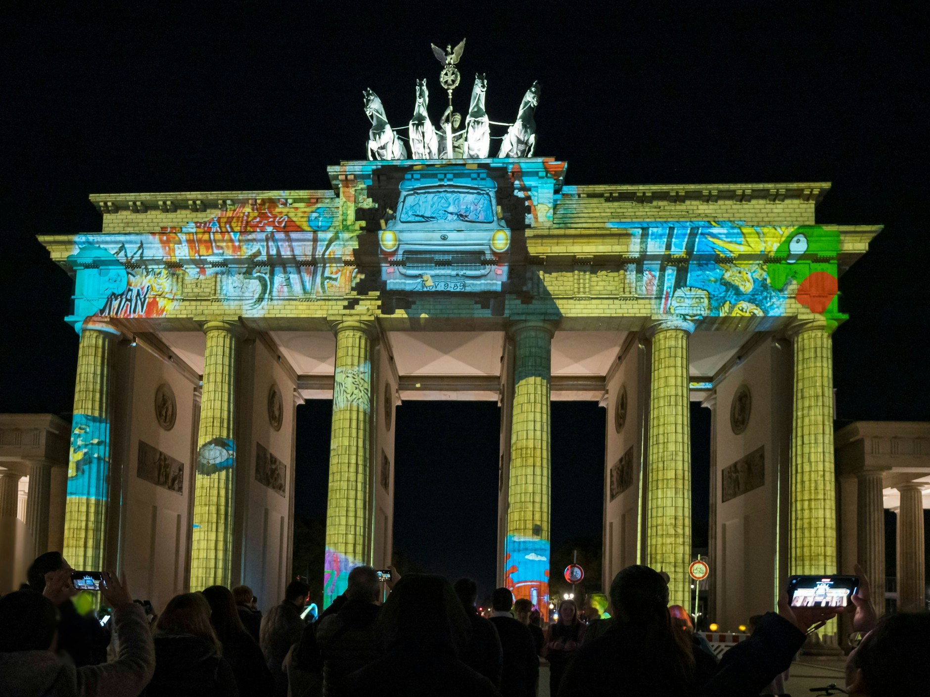 Beim Festival of Lights wird das Brandenburger Tor regelmäßig mit bunten Lichtern in Szene gesetzt.