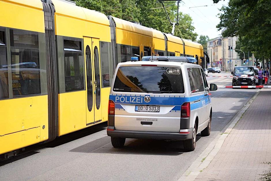 Die Polizei nahm einen Mann fest, der an der Auseinandersetzung in der Straßenbahn beteiligt gewesen sein soll. 