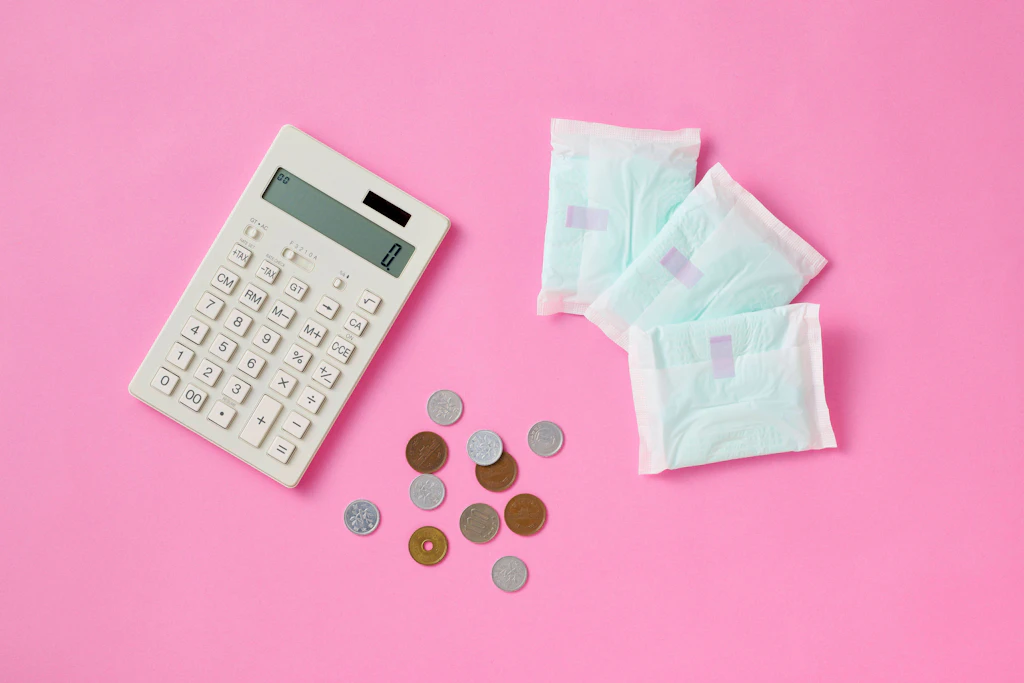 Diskriminierung durchs Menstruieren? Was das mit Periodenarmut, Gender Health Gap und Pink Tax zu tun hat
