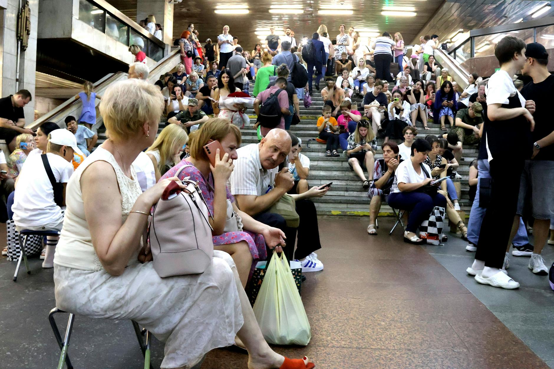 Bewohner von Kiew suchen in einer U-Bahn-Station Schutz vor einem russischen Lufangriff.